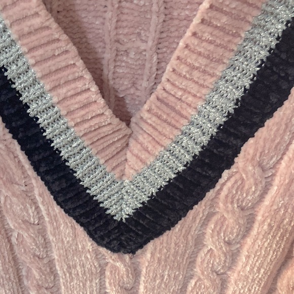 Long knit pink V neck sweater. - Picture 6 of 7